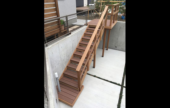 高低差のある敷地を行き来する木製の階段